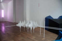04_Image-credits_©-Katinka-Theis-Resonating-of-space-2016-Installation-detail-wood-paintes-va-riable-dimensions